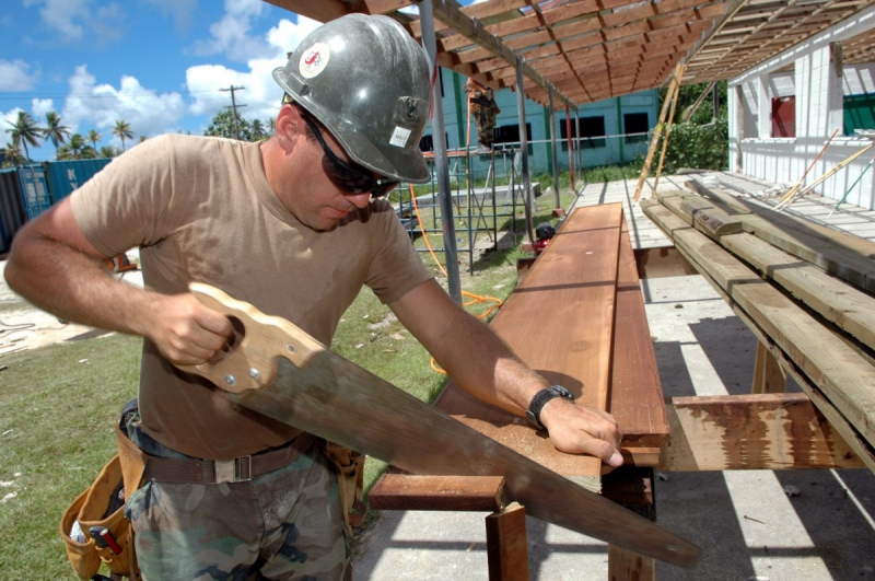 menuisier-LANTOSQUE-min_worker_construction_building_carpenter_male_job_build_helmet-893290